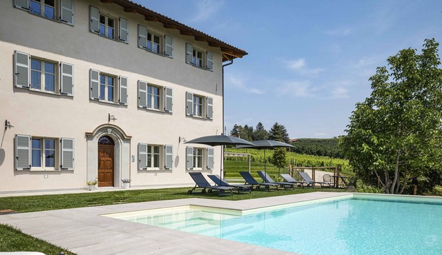 Large Apartment 2 with swimming pool and terrace in an ancient country house