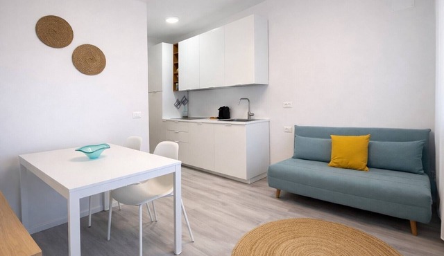 'Leon Flat' Apartment with Shared Pool, Private Terrace and Wi-Fi