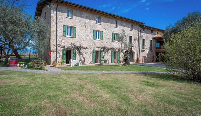 Lovely apartment in villa for 3 guests with A/C, WIFI, pool, close to Sirmione