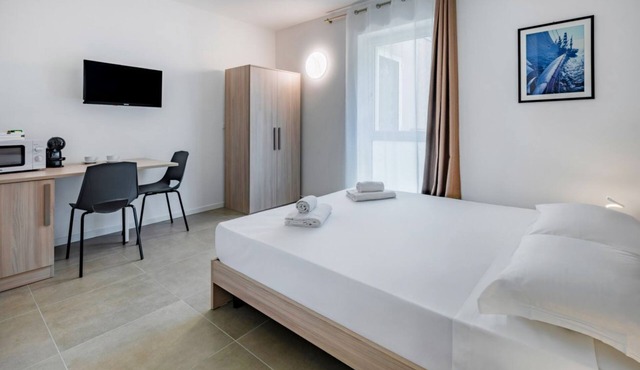 🏡 Modern & Functional Rooms in Mestre – Brand-New Guesthouse with Free ParkingPerfectly located for Venice: bus no. 5 passes every 10 minutes and takes you directly to the historic center in just a few minutes! Rooms are equipped with a comfortable