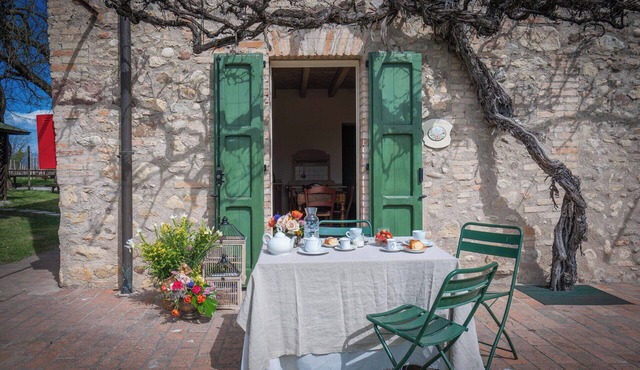 Nice apartment in villa for 5 guests with A/C, WIFI, pool, close to Sirmione