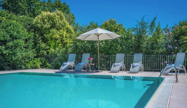 Nice apartment in villa for 2 guests with pool, WIFI, A/C and pets allowed, close to Sirmione