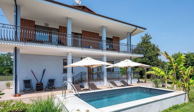 Nice apartment for 6 people with WIFI, A/C, pool, terrace and pets allowed