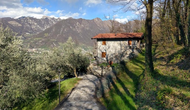 Oasi delle Querce casa nel bosco vista lago e comfort a Monte Isola