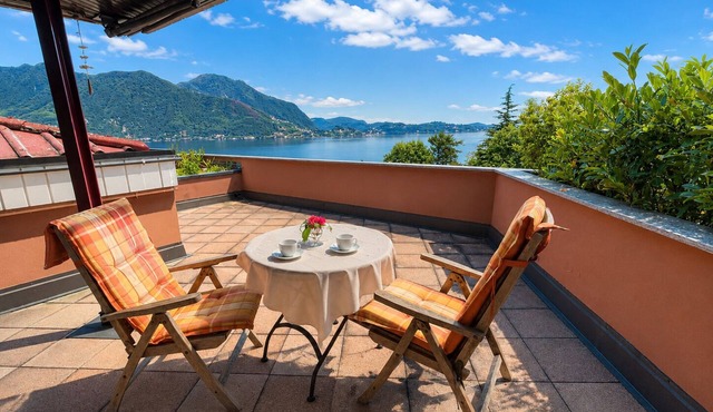 Panorama studio with 40 m² sunny balcony, pool & fantastic view of Lake Maggiore