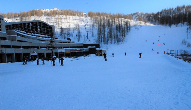Panoramic two-room apartment with terraces in Cervinia. Facing the ski slopes. Wifi included.