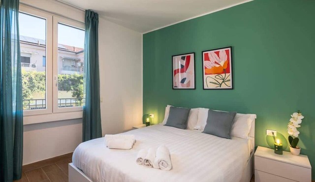 Peace and comfort just steps away from the M1 Metro.