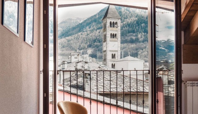 Penthouse With View 6 min walk to Bernina Express