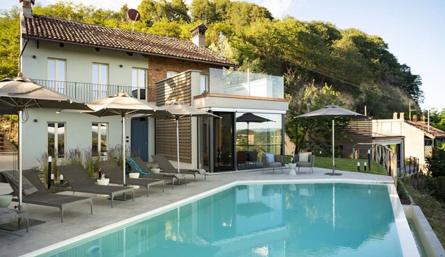 Private Villa with A/C, hot tub, WIFI, sauna, private pool, TV, patio, panoramic view, close to Alba