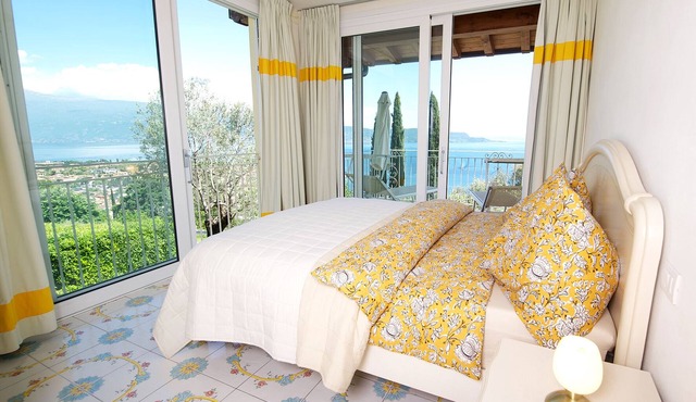 Residence Limoni del Rustichel: Apartment N.11 with lake view, underground parking and pool.