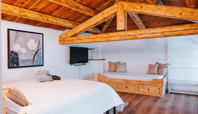 Rustic and Bright Holiday Home with Wi-Fi and Air Conditioning