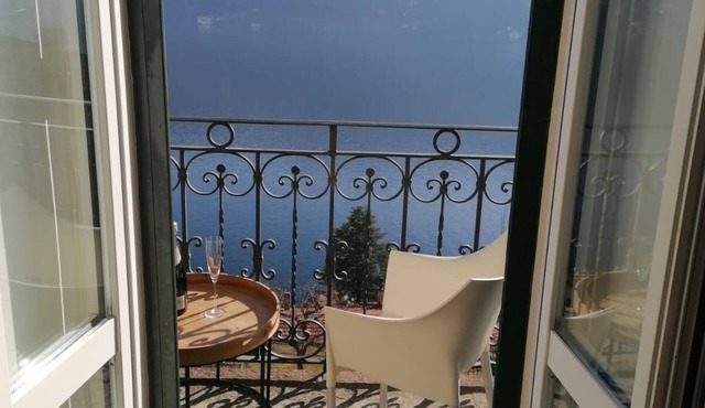 SIMO HOUSE, STUNNING LAKE VIEW, AC, BALCONY