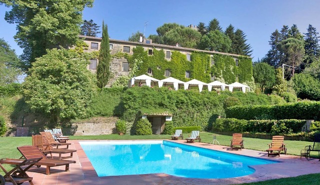 Single-storey apartment with pool view and private patio