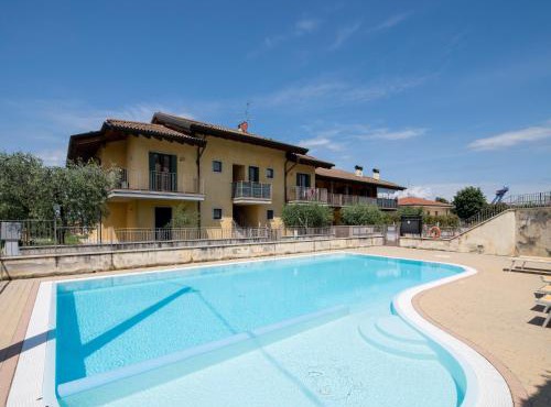 Snug Holiday Home in Lazise with Heating, near Lake Garda