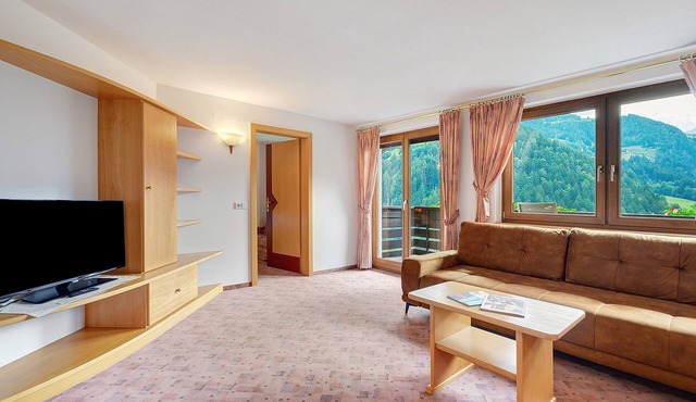 Spacious Timmels Suite with South-Facing Balcony, Free Wellness & Pool Access