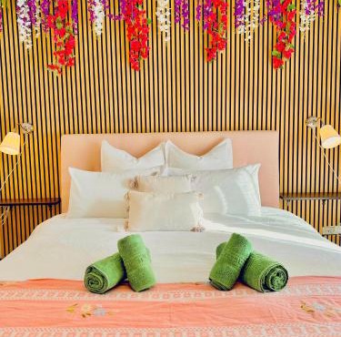 Spacious, minimalist, chic "Maison de Fleurs"