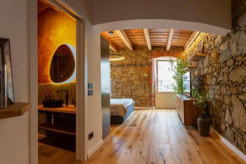 Stevoski Rooms - Modern Comfort in a Historic Stone House