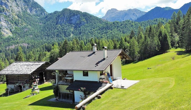 Stunning private villa for 4 guests with WIFI, TV, balcony and pets allowed