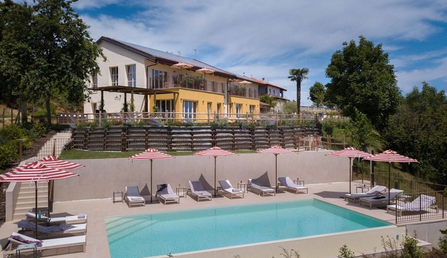 Stunning private villa for 24 people with private pool, A/C, WIFI and patio, close to Alba