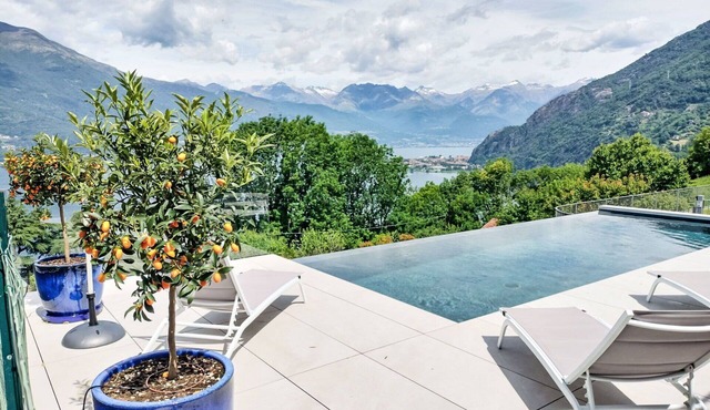 Stunning private villa for 5 guests with WIFI, pool, TV and patio