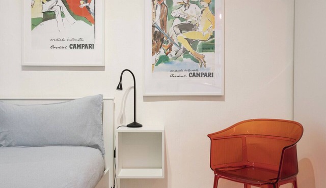 Stylish colorful apt- Upbeat & well-connected area