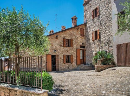 Tranquil Village Stay with Fireplace