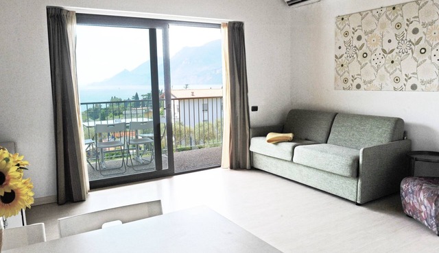 Zwei-Zimmer-Wohnung mit Seeblick by Interhome