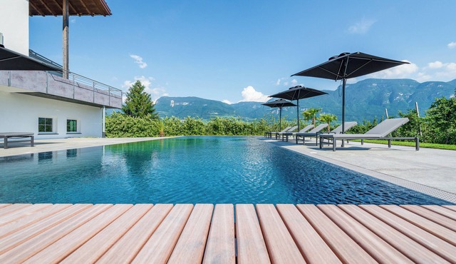 "Zwerger Süden" vacation apartment with balcony, pool and large sunbathing lawn