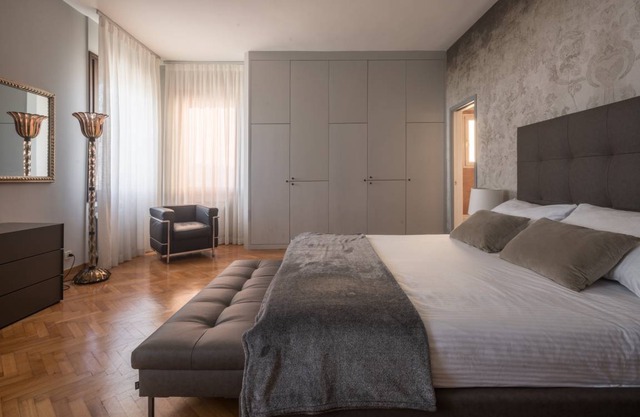 300 m² Apartment ∙ 3 bedrooms ∙ 6 guests