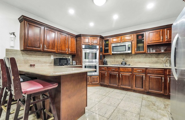 BEAUTIFUL GARDEN LEVEL SPACIOUS STUDIO APARTMENT