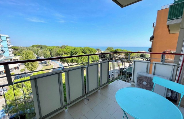 Bright and colorful studio with sea view