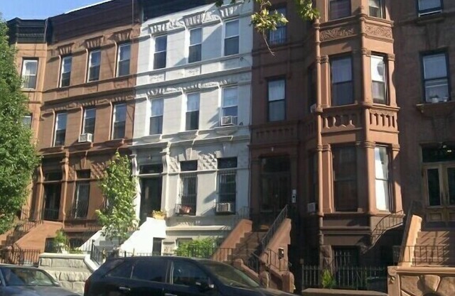BROOKLYN'S HISTORIC BROWNSTONE STUDIO APARTMENT
