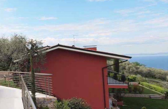 Holiday apartment with terrace and beautiful lake view