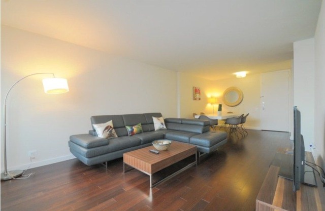 N10H-RIVER VIEWS 2BR APT IN MIDTOWN EAST