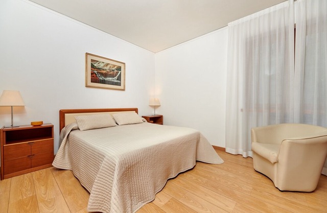 Three-room apartment. 50 sqm - 2nd floor - terrace overlooking the lake - swimming pool - garden - garage