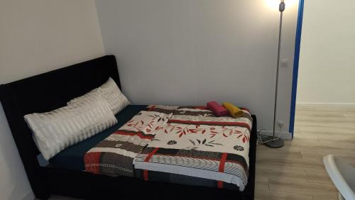 La Courneuve House | 1 chambre meublé avec cuisine privé salle de bain partagé métro 7 la Courneuve remise de clé entre 11H et 14H