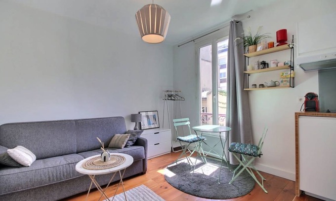Quartier des Grandes-Carrieres Apartment | 19 m² Apartment ∙ 2 guests