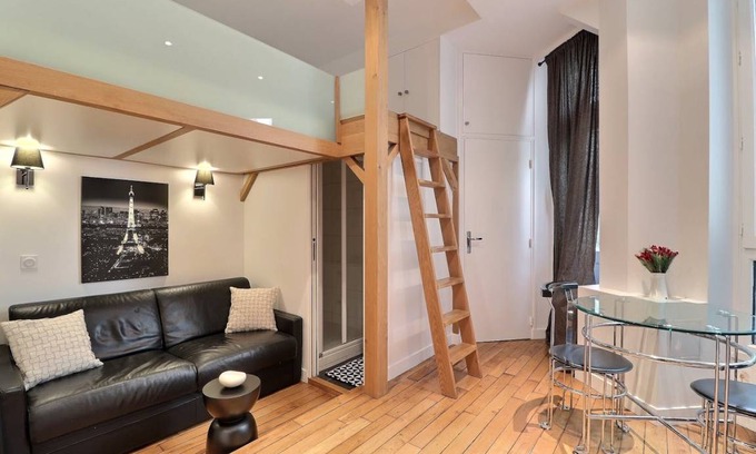 Quartier des Grandes-Carrieres Apartment | 20 m² Apartment ∙ 1 guest