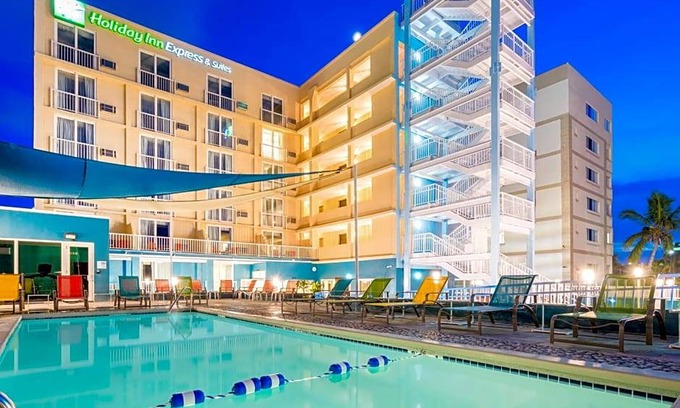 Downtown Nassau Hotel | 3-Star Hotel ∙ Holiday Inn Express & Suites Nassau, an IHG Hotel