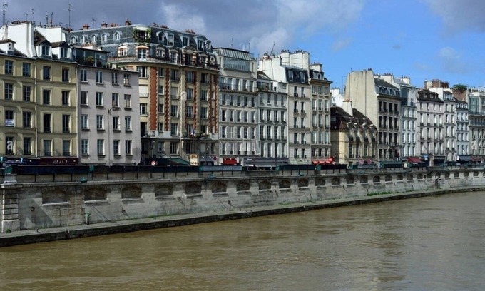 Quartier de la Monnaie Apartment | A CLASSIC PARISIAN CHARM, OFFERS BREATHTAKING VIEWS OF THE ICONIC ÎLE DE LA CITÉ