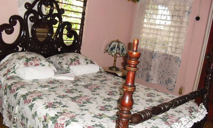 Rollington Town Bed & Breakfast | Alberta Place nearby Kingston airport