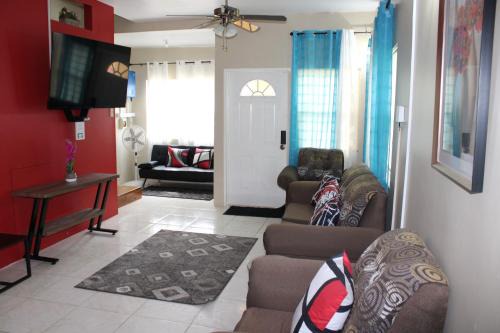 Runaway Bay Apartment | aloha by the vistas