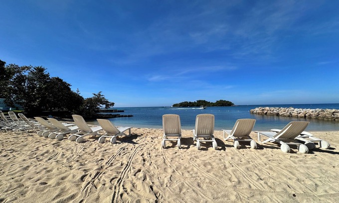 Orange Bay Apartment | Beachside Bliss: 1-Bedroom Apartment, Steps away from the Beach, Pool, A/C, Wifi