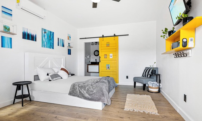George Town Apartment | Comfortable Exuma Studio Queen Bed A/C Near Restaurants, Bars and George Town