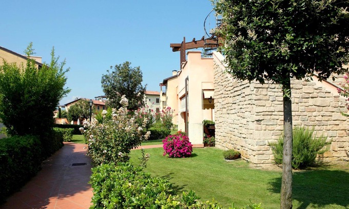 San Benedetto di Lugana Apartment | Cozy Garden Flat by Lake