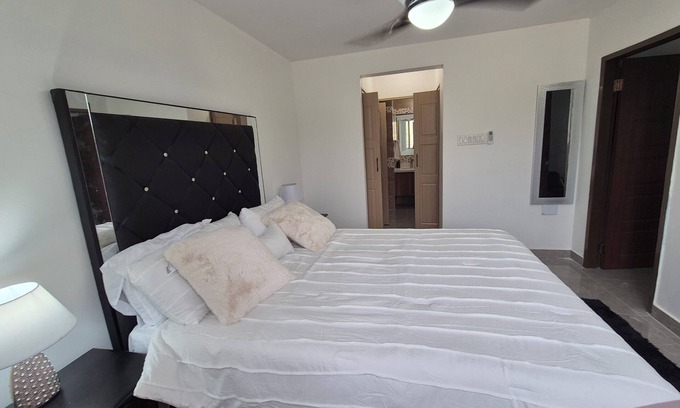 Kingston Apartment | Deluxe one Bedroom Apartment in Kingston. Close to the National Stadium, n
