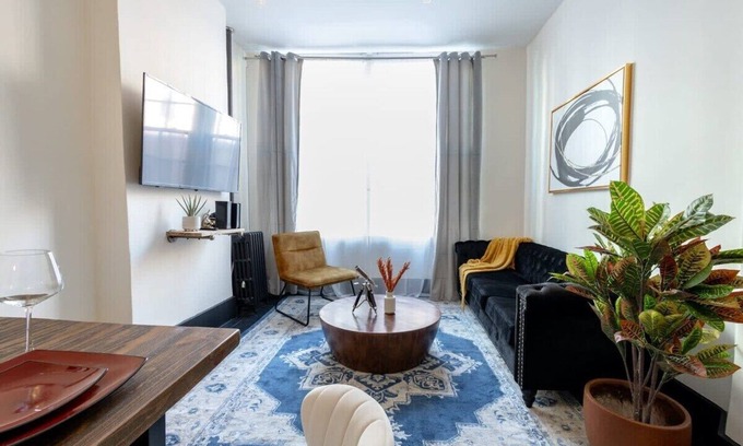 Ukrainian Village Apartment | E10-1 Designer East Village Townhouse 1BR