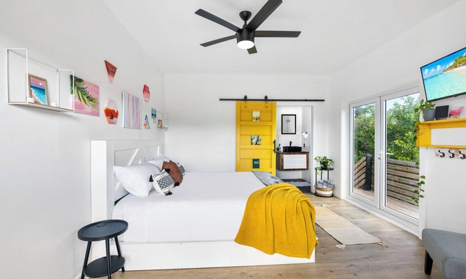 George Town Apartment | Exuma Studio w/King Bed Ideal for Couples or Solo Travel Near George Town