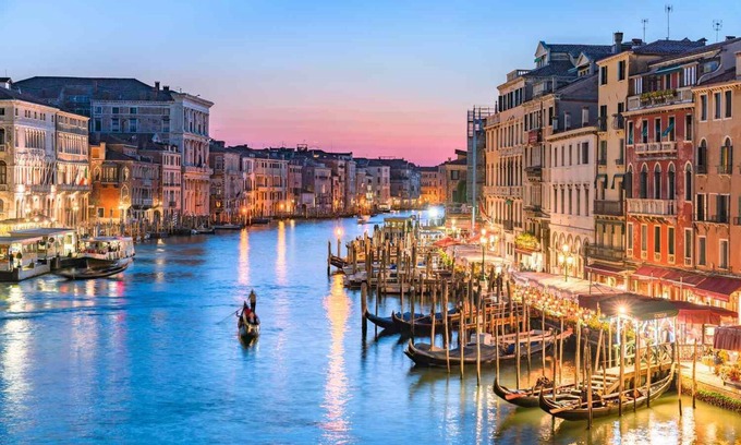 San Polo Apartment | HISTORIC LUXURY MANSION IN DORSODURO & ICONIC ART COLLECTION, WATERFRONT VIEWS