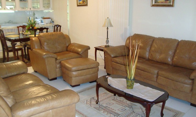 Nassau House | INEXPENSIVE TOWNHOUSE- 7 MINUTES WALK FROM TWO LOVELY BEACHES- SUMMER SALE!